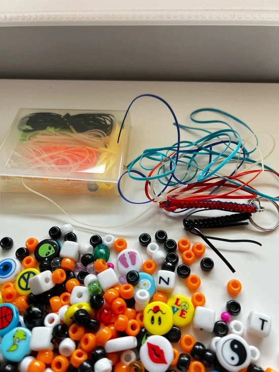 90’s Colorful Bead Confetti, Over 1000+ Beads - Picture 4 of 5